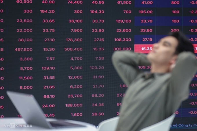 Vì sao nhà đầu tư 'chưa về bờ' dù VN-Index vượt đỉnh?