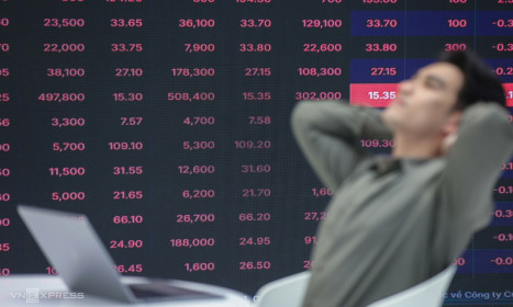 Vì sao nhà đầu tư 'chưa về bờ' dù VN-Index vượt đỉnh?