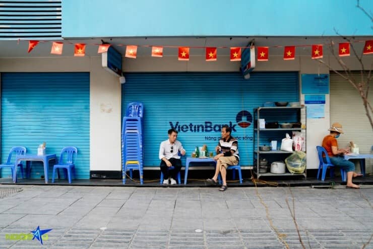 Mưu sinh trên những bậc thềm khi Hà Nội siết phạt lấn chiếm vỉa hè