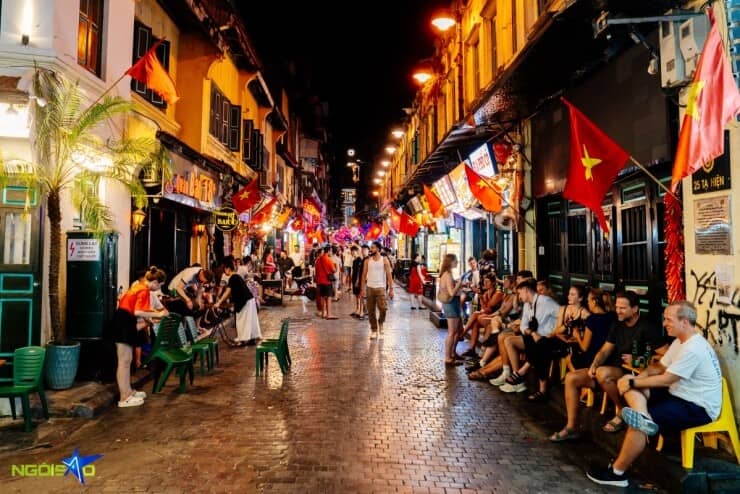 Mưu sinh trên những bậc thềm khi Hà Nội siết phạt lấn chiếm vỉa hè