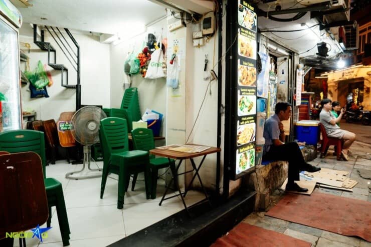 Mưu sinh trên những bậc thềm khi Hà Nội siết phạt lấn chiếm vỉa hè