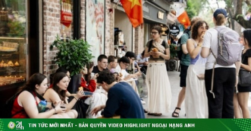 Mưu sinh trên những bậc thềm khi Hà Nội siết phạt lấn chiếm vỉa hè