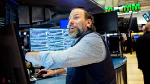 Dow Jones tăng tiếp gần 300 điểm
