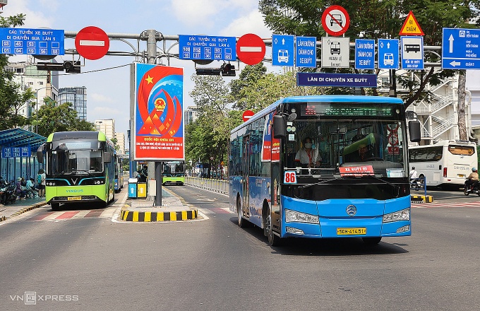 Đề xuất thí điểm buýt mini đón khách theo nhu cầu ở TP HCM