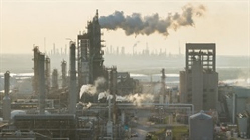 Giá dầu tăng 3% sau khi Iran tuyên bố tấn công căn cứ không quân Mỹ