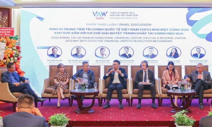 Nhà đầu tư 'chờ đợi, quan sát' trước khi rót tiền vào trung tâm tài chính