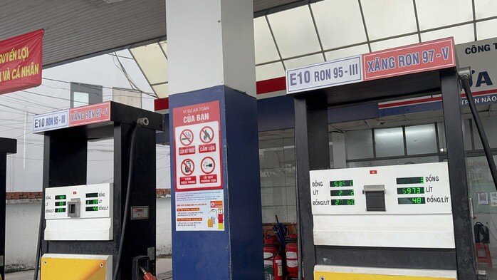 Ngày đầu bán xăng E10 toàn quốc: Người dùng phản ứng ra sao?