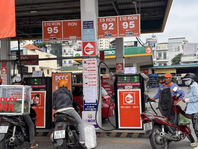 Ngày đầu bán xăng E10 toàn quốc: Người dùng phản ứng ra sao?