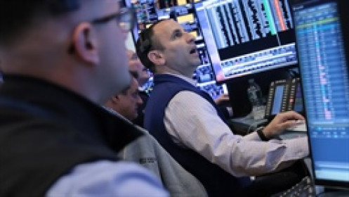 Dow Jones tăng hơn 200 điểm, S&P 500 lần đầu vượt mốc 7,600 điểm