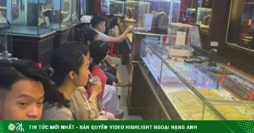 Lỗ ngay 4 triệu đồng/lượng, vì sao nhiều người vẫn xếp hàng mua vàng?