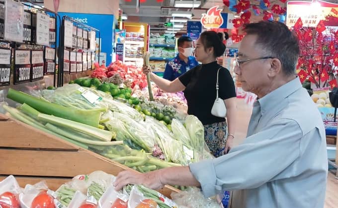 Nhiều gia đình 'thắt lưng buộc bụng' nhưng hóa đơn vẫn phình to