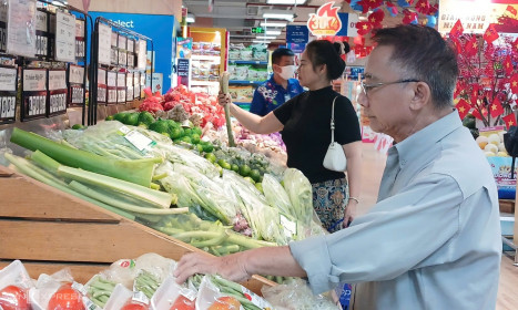Nhiều gia đình 'thắt lưng buộc bụng' nhưng hóa đơn vẫn phình to