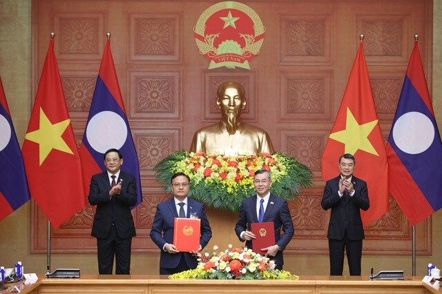 Việt Nam và Lào trao 4 văn kiện hợp tác quan trọng