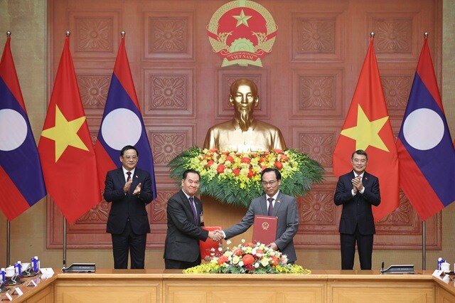 Việt Nam và Lào trao 4 văn kiện hợp tác quan trọng