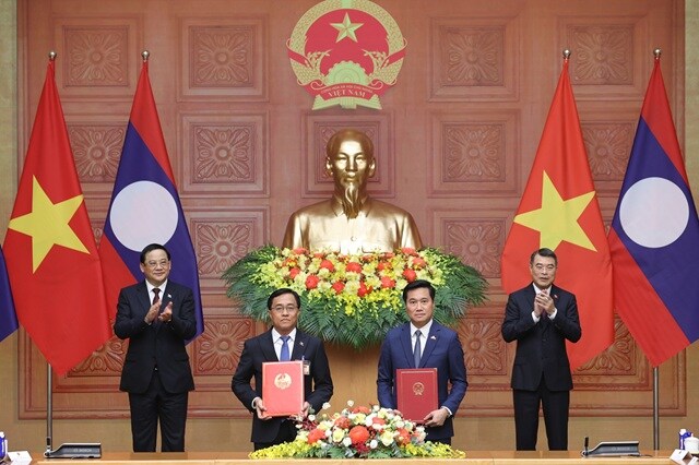 Việt Nam và Lào trao 4 văn kiện hợp tác quan trọng