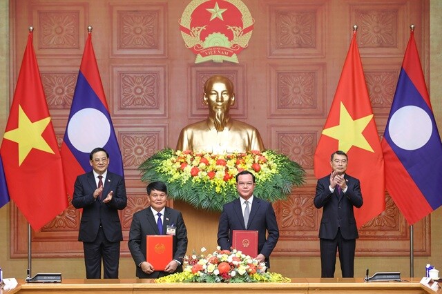 Việt Nam và Lào trao 4 văn kiện hợp tác quan trọng