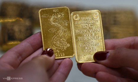 Vì sao giá vàng giảm sâu 7 triệu đồng chỉ trong một ngày?