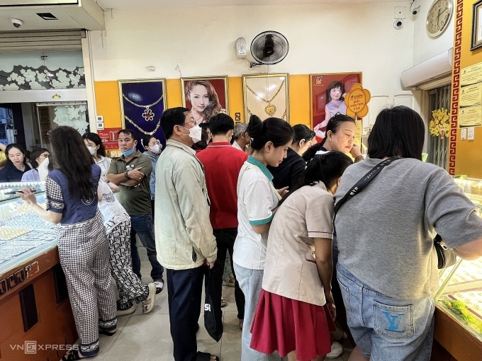 Vì sao giá vàng giảm sâu 7 triệu đồng chỉ trong một ngày?