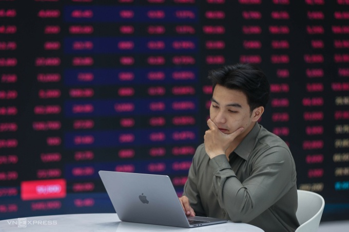 VN-Index mất điểm vào cuối phiên
