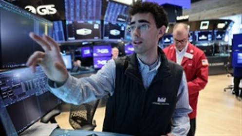 Dow Jones tăng hơn 350 điểm, SpaceX bùng nổ trong ngày chào sàn