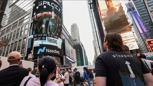 Phố Wall hạ mình trước Elon Musk