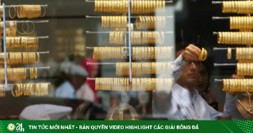 Người dân rút tiền mua vàng khi giá ở vùng thấp, một quốc gia chịu sức ép lớn