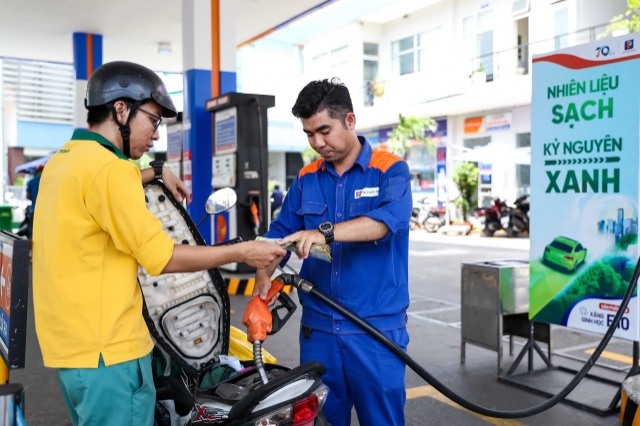 Giá xăng, dầu đồng loạt giảm mạnh, xăng E10RON95-III về dưới mốc 21 ngàn đồng/lít