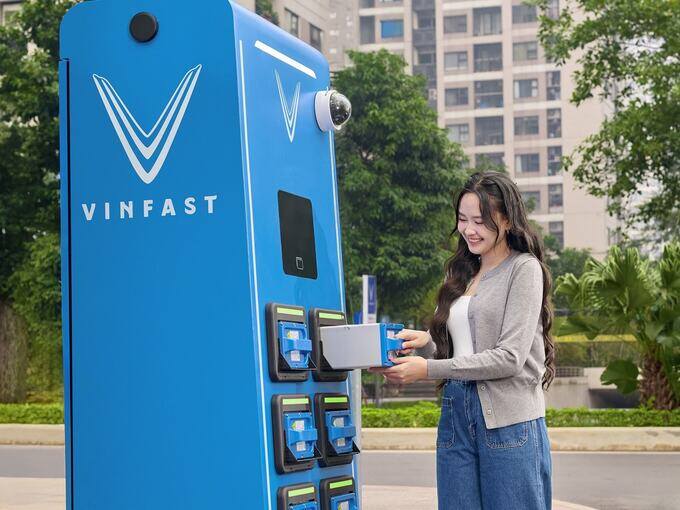 V-Green hợp tác EVN Hà Nội lắp 10.000 tủ đổi pin xe máy điện