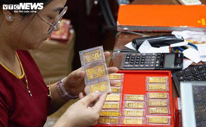 Giá vàng rung lắc, nhà đầu tư có nên mua?