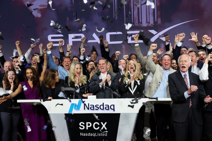 Những ai sở hữu cổ phần tỷ USD trong SpaceX?