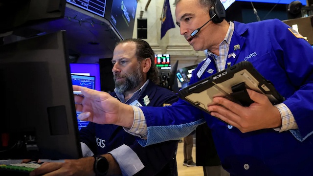Dow Jones lần đầu vượt 52,000 điểm nhờ thành viên mới Alphabet