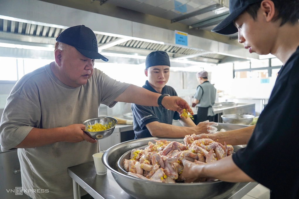 Đề xuất bỏ cảnh "mâm cơm ba bộ quản lý"