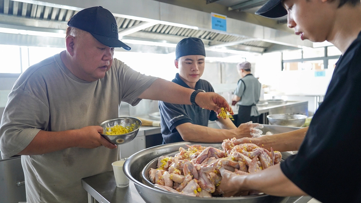 Đề xuất bỏ cảnh "mâm cơm ba bộ quản lý"