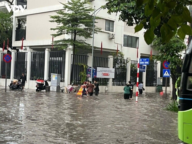 Mưa lớn trên diện rộng, nhiều tuyến phố Hà Nội ngập cục bộ, giao thông ùn tắc kéo dài
