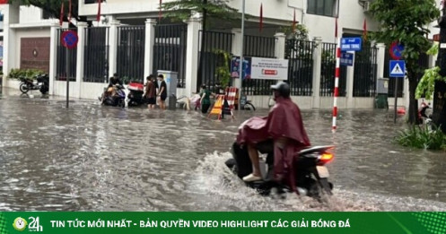Mưa lớn trên diện rộng, nhiều tuyến phố Hà Nội ngập cục bộ, giao thông ùn tắc kéo dài