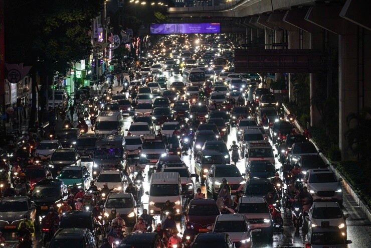 Nhiều phố Hà Nội ngập sâu, giao thông ùn tắc sau mưa lớn