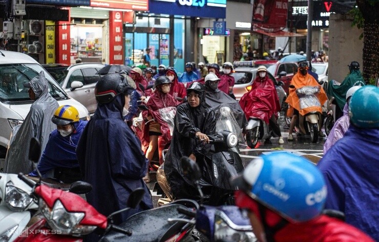 Nhiều phố Hà Nội ngập sâu, giao thông ùn tắc sau mưa lớn