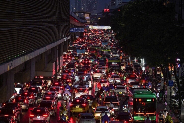 Nhiều phố Hà Nội ngập sâu, giao thông ùn tắc sau mưa lớn