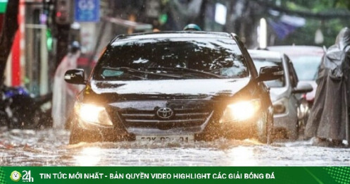 Nhiều phố Hà Nội ngập sâu, giao thông ùn tắc sau mưa lớn