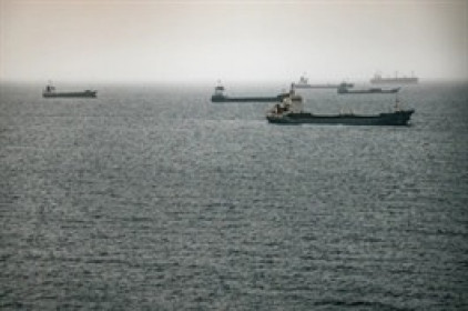 Giá dầu tăng hơn 4% khi Iran tuyên bố đóng cửa eo biển Hormuz