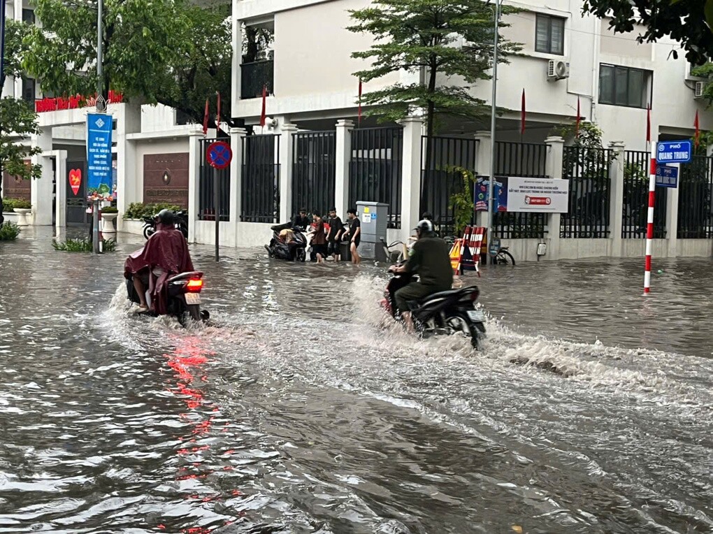 Sở Xây dựng Hà Nội: 'Nước ngập 30 cm và quá 30 phút mới gọi là ngập úng'