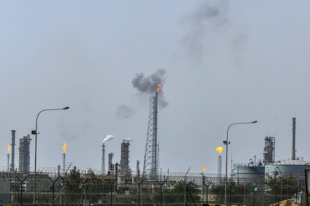 Giá dầu tăng hơn 4% sau vụ tấn công nhà máy điện và khử mặn ở Kuwait