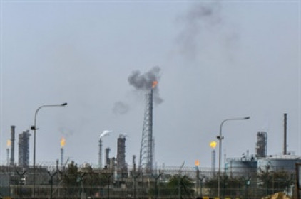 Giá dầu tăng hơn 4% sau vụ tấn công nhà máy điện và khử mặn ở Kuwait