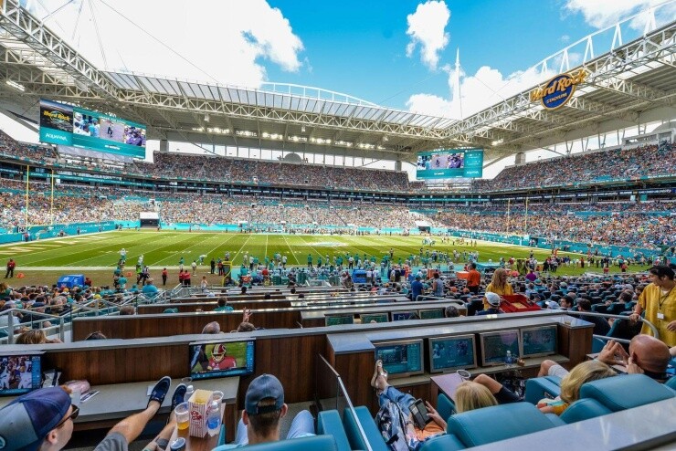 Tỷ phú Mỹ tối ưu doanh thu từng m2 sân diễn ra trận tranh hạng ba World Cup