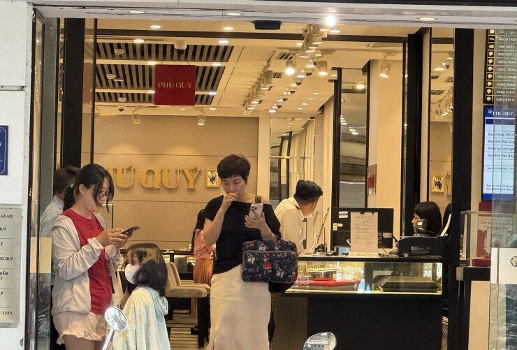 Cảnh tượng phố vàng Hà Nội khi giá vàng lao dốc, tìm đâu người bắt đáy?