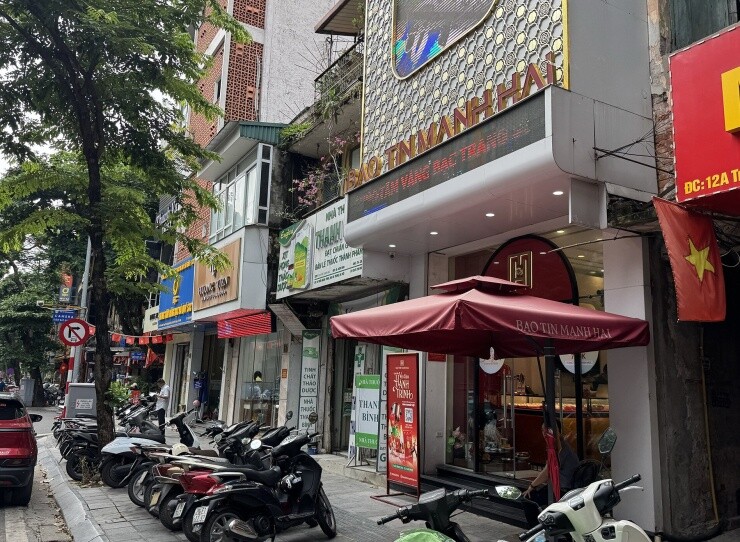 Cảnh tượng phố vàng Hà Nội khi giá vàng lao dốc, tìm đâu người bắt đáy?