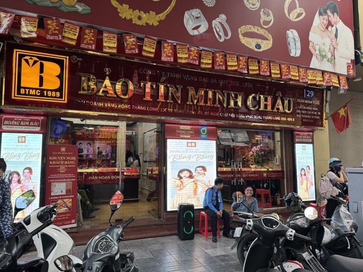 Cảnh tượng phố vàng Hà Nội khi giá vàng lao dốc, tìm đâu người bắt đáy?