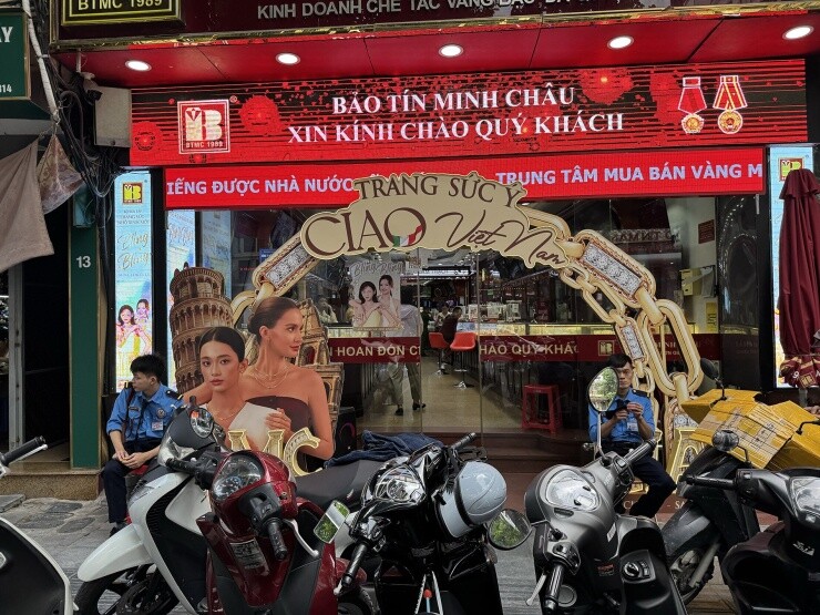Cảnh tượng phố vàng Hà Nội khi giá vàng lao dốc, tìm đâu người bắt đáy?