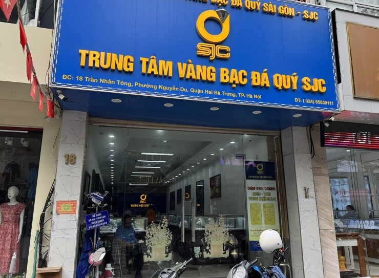Cảnh tượng phố vàng Hà Nội khi giá vàng lao dốc, tìm đâu người bắt đáy?
