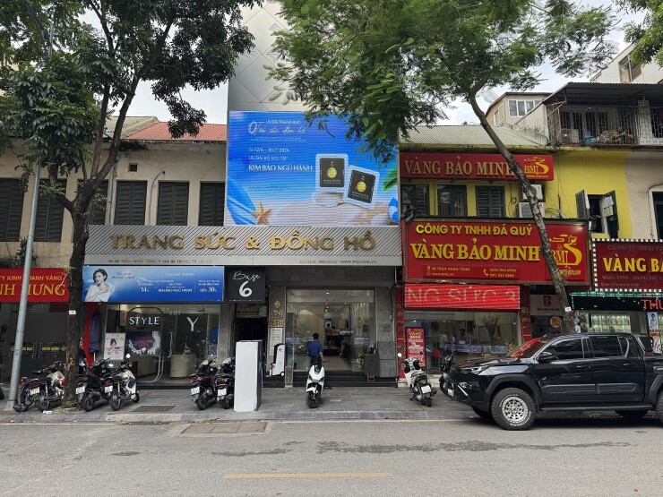 Cảnh tượng phố vàng Hà Nội khi giá vàng lao dốc, tìm đâu người bắt đáy?
